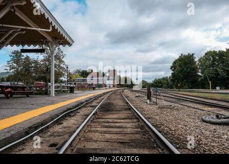 Stazione ferroviaria classica in stile americano che mostra il design costruito in legno in questa popolare destinazione turistica. Foto Stock