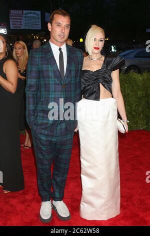 Gavin Rossdale (L) e Gwen Stefani partecipano al Costume Institute Gala per la mostra 'PUNK: Chaos to Couture' al Metropolitan Museum of Art on Foto Stock