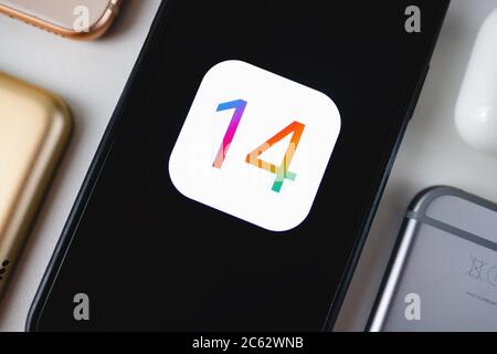 IPhone con il logo iOS 14 sullo schermo. Foto Stock