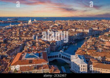 L'ultima foto del tramonto aereo di Venezia di cui hai bisogno Foto Stock