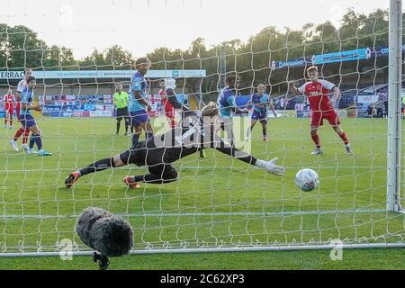 High Wycombe, Regno Unito. 06 luglio 2020. OBIETTIVO - Danny Andrew di Fleetwood Town segna l'obiettivo di apertura durante la partita semifinale di 2° tappa della Sky Bet League 1 tra Wycombe Wanderers (4) e Fleetwood Town (1) a porte chiuse a causa delle attuali linee guida di chiusura di Covid-19 sullo sport all'Adams Park, High Wycombe, Inghilterra il 6 luglio 2020. Foto di David Horn. Credit: Prime Media Images/Alamy Live News Foto Stock