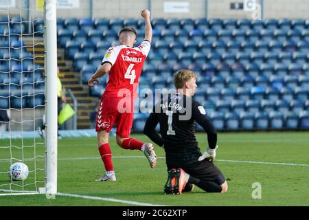 High Wycombe, Regno Unito. 06 luglio 2020. Callum Connolly di Fleetwood Town celebra l'apertura del traguardo durante la partita semifinale di 2° tappa della Sky Bet League 1 tra Wycombe Wanderers (4) e Fleetwood Town (1) a porte chiuse a causa delle attuali linee guida di chiusura di Covid-19 sullo sport ad Adams Park, High Wycombe, Inghilterra, il 6 luglio 2020. Foto di David Horn. Credit: Prime Media Images/Alamy Live News Foto Stock