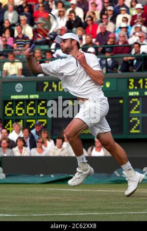 Andy Roddick in azione contro Richard Gasquet durante la loro partita finale a Wimbledon nel 2007. Foto Stock