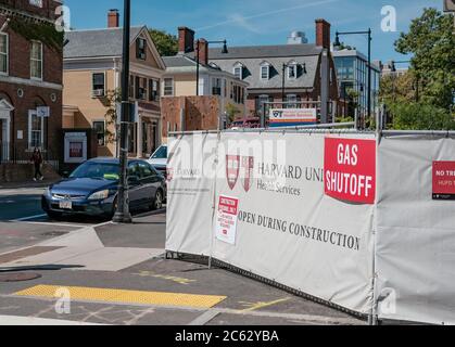 Segnaletica e barriere di costruzione visti in un nuovo edificio del campus di Harvard da una strada trafficata in autunno. Foto Stock