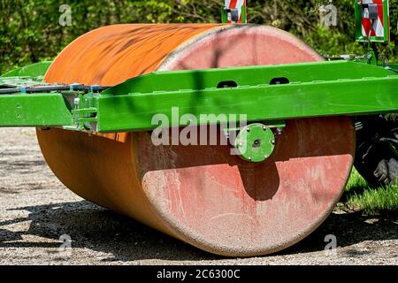 primo piano di una macchina grande e pesante in un'azienda agricola Foto Stock