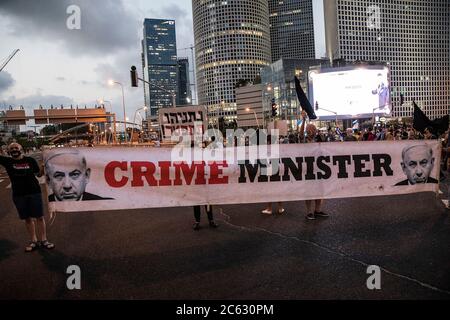 Tel Aviv, Israele. 06 luglio 2020. Gli attivisti del movimento anticorruzione hanno un vessillo durante una protesta contro le nuove leggi applicate dal governo del primo ministro israeliano Benjamin, in mezzo a un salto nei casi di Coronavirus (covid-19). Credit: Ilia Yefimovich/dpa/Alamy Live News Foto Stock