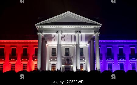 La Casa Bianca Nord Portico illuminato in rosso-bianco e blu luci durante la celebrazione annuale Independence Day sul prato Sud della Casa Bianca 4 luglio 2020 a Washington, DC. Foto Stock