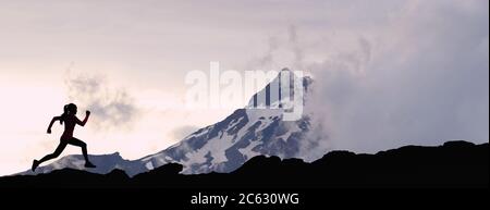 Running donna atleta silhouette Trail running in cima sfondo montagna Foto Stock