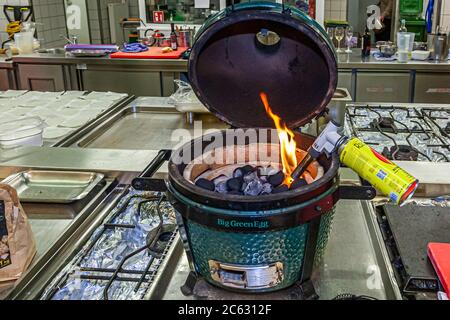 Tedesco 3 stelle Michelin chef Marco Müller con Big Green Egg. Uno dei segreti del brisket tenero di manzo è l'ordine 'verso': Prima scaldare nel forno a fuoco basso e poi grigliarlo caldo nel suo proprio fumo appena prima di tagliarlo Foto Stock