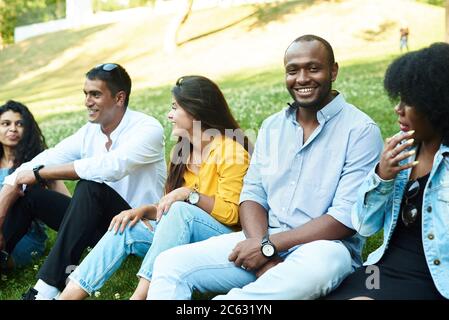 Gruppo di amici felici che si divertono al barbecue party all'aperto nel cortile della casa. Cultura giovani e cultura diversa persone e amicizia concetto. Foto Stock