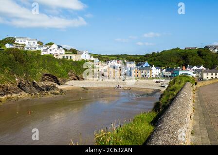 Il villaggio costiero di Little Haven sulla costa di Pembrokeshire nel Galles occidentale in un giorno di sole giugno. Foto Stock