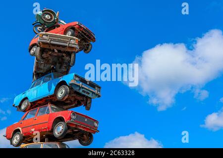 Pila di vecchie auto russe contro un cielo blu Foto Stock