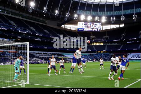 Tottenham Hotspur's Toby Alderweireld si allaccia da un angolo durante la partita della Premier League al Tottenham Hotspur Stadium di Londra. Foto Stock