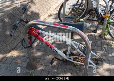 Bristol-Giugno-2020-Inghilterra-una vista ravvicinata di una vecchia bicicletta arrugginita che è stata abbandonata e bloccata ad un rastrello in bicicletta nella città dove le ruote hanno Foto Stock