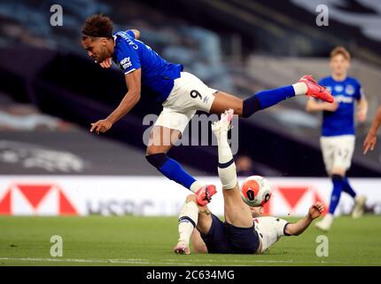 Il Dominic Calvert-Lewin di Everton è affrontato da ben Davies di Tottenham Hotspur durante la partita della Premier League al Tottenham Hotspur Stadium di Londra. Foto Stock