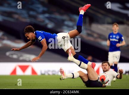 Il Dominic Calvert-Lewin di Everton è affrontato da ben Davies di Tottenham Hotspur durante la partita della Premier League al Tottenham Hotspur Stadium di Londra. Foto Stock