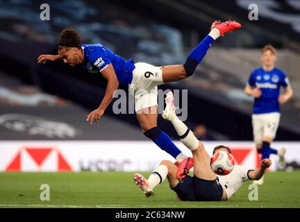 Il Dominic Calvert-Lewin di Everton è affrontato da ben Davies di Tottenham Hotspur durante la partita della Premier League al Tottenham Hotspur Stadium di Londra. Foto Stock