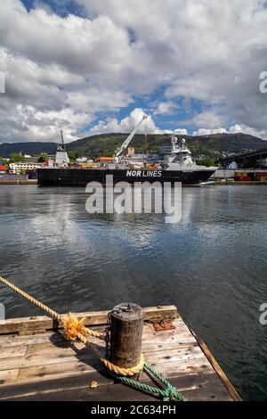 Nave da carico di reefer e progetto Silver Lake presso la banchina Frieleneskaien, nel porto di Bergen, Norvegia. Monte Floeyen sullo sfondo Foto Stock