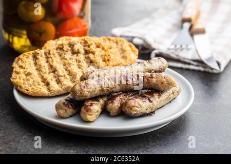 Salsicce bianche grigliate sul piatto. Foto Stock