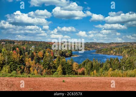 Fattoria campo che si affaccia sul fiume Trout nella rurale Isola Principe Edoardo, Canada. Foto Stock