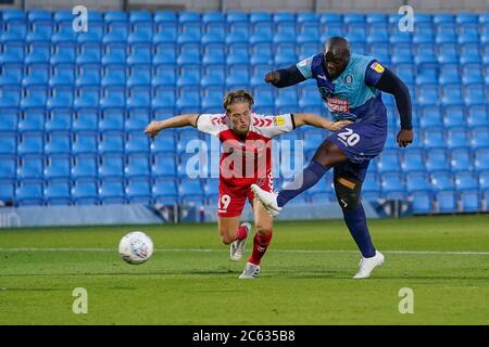 High Wycombe, Regno Unito. 06 luglio 2020. Adebayo Akinfenwa di Wycombe Wanderers (a destra) spara durante la partita semifinale di play-off della Sky Bet League 1 tra Wycombe Wanderers (4) e Fleetwood Town (1) a porte chiuse a causa delle attuali linee guida di blocco Covid-19 sullo sport ad Adams Park, High Wycombe, Inghilterra, il 6 luglio 2020. Foto di David Horn. Credit: Prime Media Images/Alamy Live News Foto Stock