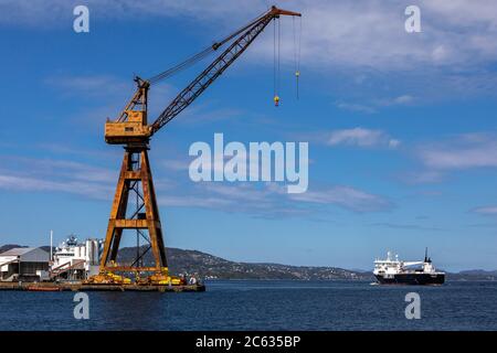 L'enorme gru a terra presso il vecchio cantiere navale BMV a Laksevaag. Nave da carico per navi da carico da pesca Silver Lake a Byfjorden, con partenza dal porto di Bergen, n. Foto Stock