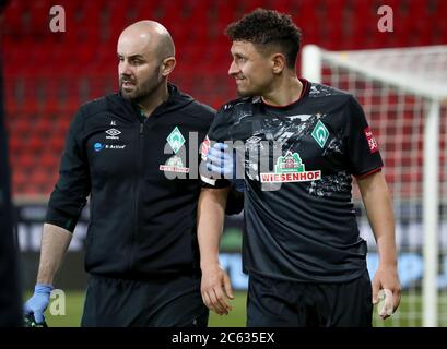 Heidenheim, Germania. 06 luglio 2020. Calcio: Bundesliga, retrocessione, partita di ritorno, 1 ° FC Heidenheim - Werder Bremen nella Voith-Arena. Milos Veljkovic (r) di Brema lascia il campo. NOTA IMPORTANTE: Secondo le normative del DFL Deutsche Fußball Liga o del DFB Deutscher Fußball-Bund, è vietato utilizzare o utilizzare nello stadio e/o nel gioco fotografie scattate sotto forma di sequenze e/o serie di foto di tipo video. Credit: Tom Weller/dpa/Alamy Live News Foto Stock