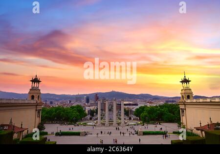 15 giugno 2019 - Barcellona, Spagna - le quattro colonne sotto il Palau Nacional sul monte Montjuic e vicino alla Placa d'Espanya e al Poble Espanyol Foto Stock