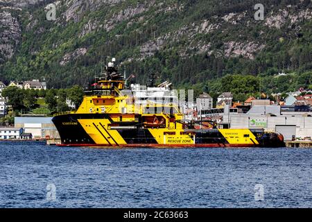 Fornitura offshore nave AHTS Njord Viking al molo Jekteviksterminalen, a Damsgaardsundet, nel porto di Bergen, Norvegia. Foto Stock