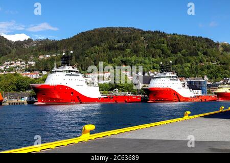 Offshore AHTS ancora movimentazione Tung fornitura navi gemelle Siem Ruby e Siem Pearl nel porto di Bergen, Norvegia. Alla banchina di Festningskaien Foto Stock