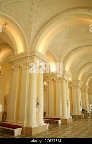 Bella sala d'ingresso color crema con archi del Museo dell'Ermitage di Stato, San Pietroburgo, Russia. Foto Stock