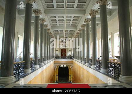 Scalinata principale del nuovo Hermitage, con colonne di marmo verde e un tappeto rosso, nel museo dell'Hermitage di Stato, San Pietroburgo, Russia. Foto Stock