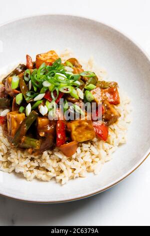 Fritto di burro di mandorle vegane condito con salsa Foto Stock