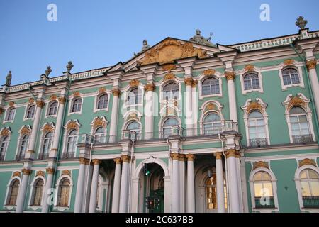 La facciata del Museo dell'Hermitage di Stato, che è un museo d'arte e cultura e il secondo museo d'arte più grande del mondo, San Pietroburgo, Russia. Foto Stock