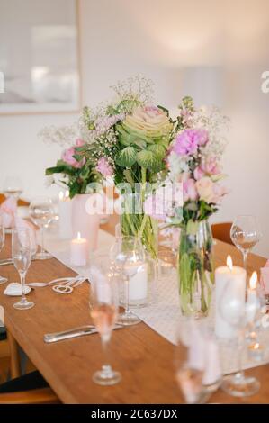 Tavolo da nozze in pastello dal design floreale Foto Stock