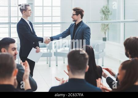 i colleghi di lavoro si incontrano con una stretta di mano Foto Stock