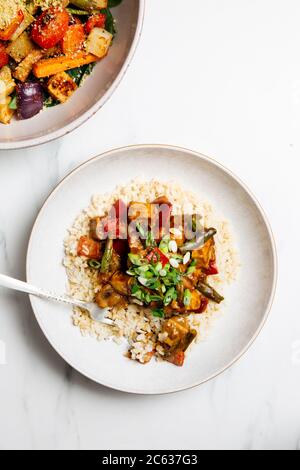 Fritto di burro di mandorle vegane condito con salsa Foto Stock