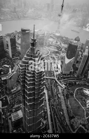 Vista aerea mozzafiato sulla torre Jin Mao di Shanghai, Cina circondata dalle nuvole HQ circa 2018 Foto Stock