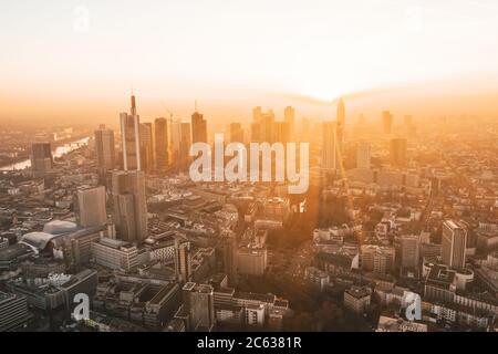 Incredibile vista di Francoforte sul meno, Germania Skyline in Hazy mattina invernale nella bella Sunrise Light HQ Foto Stock