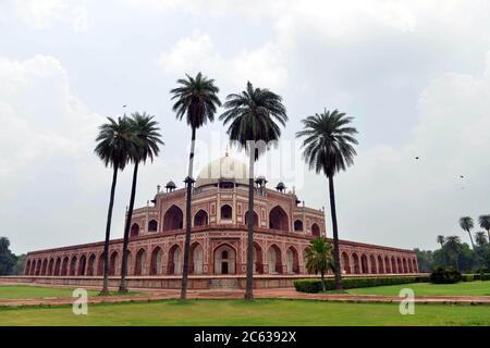 Nuova Delhi. 6 luglio 2020. Foto scattata il 6 luglio 2020 mostra una vista della tomba di Humayun a Nuova Delhi, India. La tomba di Humayun e una serie di altri siti storici a Nuova Delhi sono stati destinati a riaprire per i visitatori il lunedì dopo essere stati chiusi per più di tre mesi a causa della pandemia COVID-19. Credit: Notizie dal vivo di Partha Sarkar/Xinhua/Alamy Foto Stock