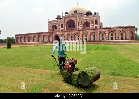 Nuova Delhi, India. 6 luglio 2020. Un uomo lavora di fronte alla tomba di Humayun a Nuova Delhi, India, il 6 luglio 2020. La tomba di Humayun e una serie di altri siti storici a Nuova Delhi sono stati destinati a riaprire per i visitatori il lunedì dopo essere stati chiusi per più di tre mesi a causa della pandemia COVID-19. Credit: Notizie dal vivo di Partha Sarkar/Xinhua/Alamy Foto Stock