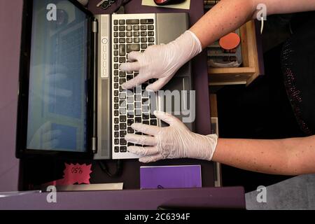 donna che gestisce la ricezione della vostra azienda rispondendo al telefono e facendo un appuntamento Foto Stock