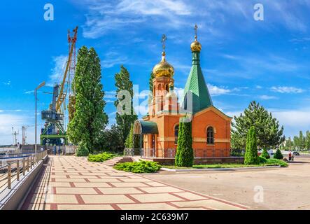 Izmail, Ucraina 06.07.2020. Cappella di San Nicola sul lungofiume del Danubio a Izmail, Ucraina, in una giornata estiva soleggiata Foto Stock
