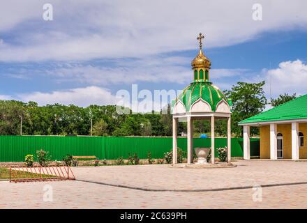 Izmail, Ucraina 06.07.2020. Chiesa di San Nicola a Izmail, Ucraina, in una giornata estiva soleggiata Foto Stock
