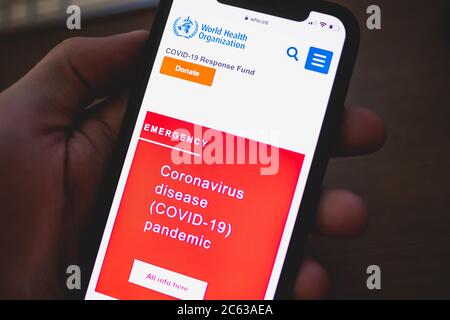Sito Web dell'Organizzazione mondiale della sanità sullo schermo dello smartphone. Foto Stock