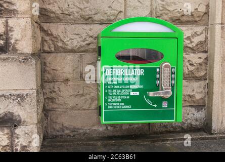 Un defibrillatore montato sulla parete della Parish Hall nel Castello di Barnard, Inghilterra, Regno Unito Foto Stock