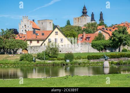 Famoso parco Almedalen durante l'estate nel Visby medievale sull'isola svedese del Mar Baltico Gotland. Foto Stock