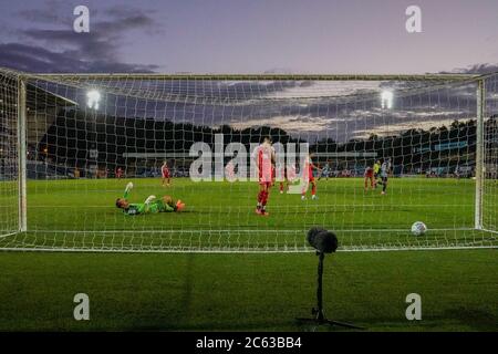 High Wycombe, Regno Unito. 06 luglio 2020. Wycombe Wanderers segna il loro secondo goal della partita durante la partita semifinale di 2° tappa di gioco di Sky Bet League 1 tra Wycombe Wanderers (4) e Fleetwood Town (1) a porte chiuse a causa delle attuali linee guida di blocco Covid-19 sullo sport ad Adams Park, High Wycombe, Inghilterra, il 6 luglio 2020. Foto di David Horn. Credit: Prime Media Images/Alamy Live News Foto Stock