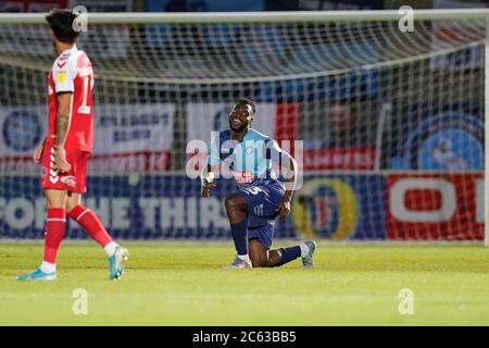 High Wycombe, Regno Unito. 06 luglio 2020. Il marcatore Fred Onyedinma di Wycombe Wanderers festeggia dopo la partita semifinale di play-off della Sky Bet League 1 tra Wycombe Wanderers (4) e Fleetwood Town (1) a porte chiuse a causa delle attuali linee guida di blocco Covid-19 sullo sport ad Adams Park, High Wycombe, Inghilterra, il 6 luglio 2020. Foto di David Horn. Credit: Prime Media Images/Alamy Live News Foto Stock