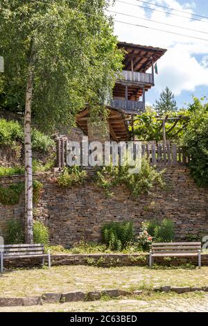 Villaggio di Kovachevitsa con autentici del XIX secolo e ospita, Blagoevgrad Regione, Bulgaria Foto Stock